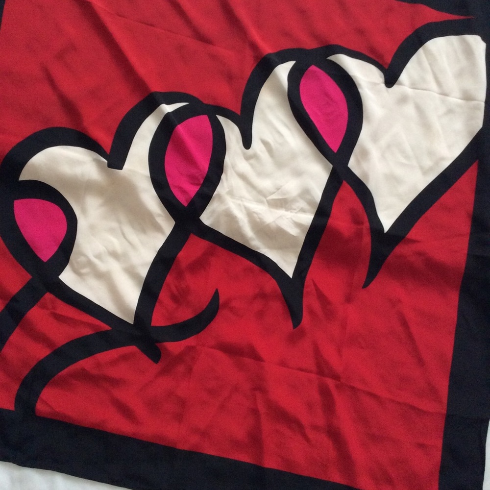 Diane Von Furstenberg 3 connecting ❤️s silk scarf